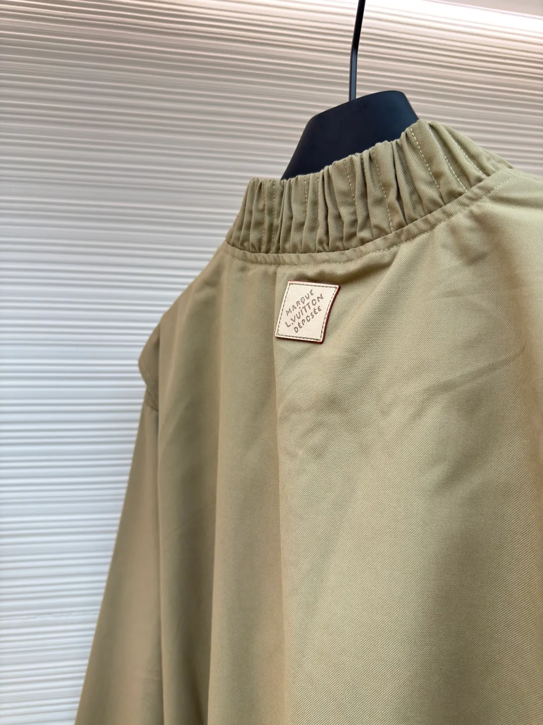 LOUIS VUITTON Feidong embroidered silhouette jacket ●Authentic product: purchased and developed for 25400 ●Item number: 1680655-B50 ●Fabric: cotton fabric ●Technology: embroidery printing ●Version: fitted version ●Weight: about 780 grams ●Size: 46-48-50-52 ●Description: Pattern-making and development from the source of our own factory. We insist on not making goods without the original version. Classic ma1 flying version. Don’t pick your figure. Everything is easy to control. The fabric is made of custom dyed cotton YB twill fabric, which is not available in the market. The front panel is printed with eight-claw machine screen embroidery. The positioning logo letters are cut out, and the shoulder seams and back collar hem are offset and cut. All are hand-cut in one piece. The matching glossy hand-stitched buttons with the letter logo are customized and the same color heel with hardware stud buttons. The overall wiring is straight and delicate, the fabric is comfortable and soft, and the color is consistent without color difference. It can be matched with the same style to create a fashionable look and control various occasions. Customized accessories, complete with three standards, same style for men and women!